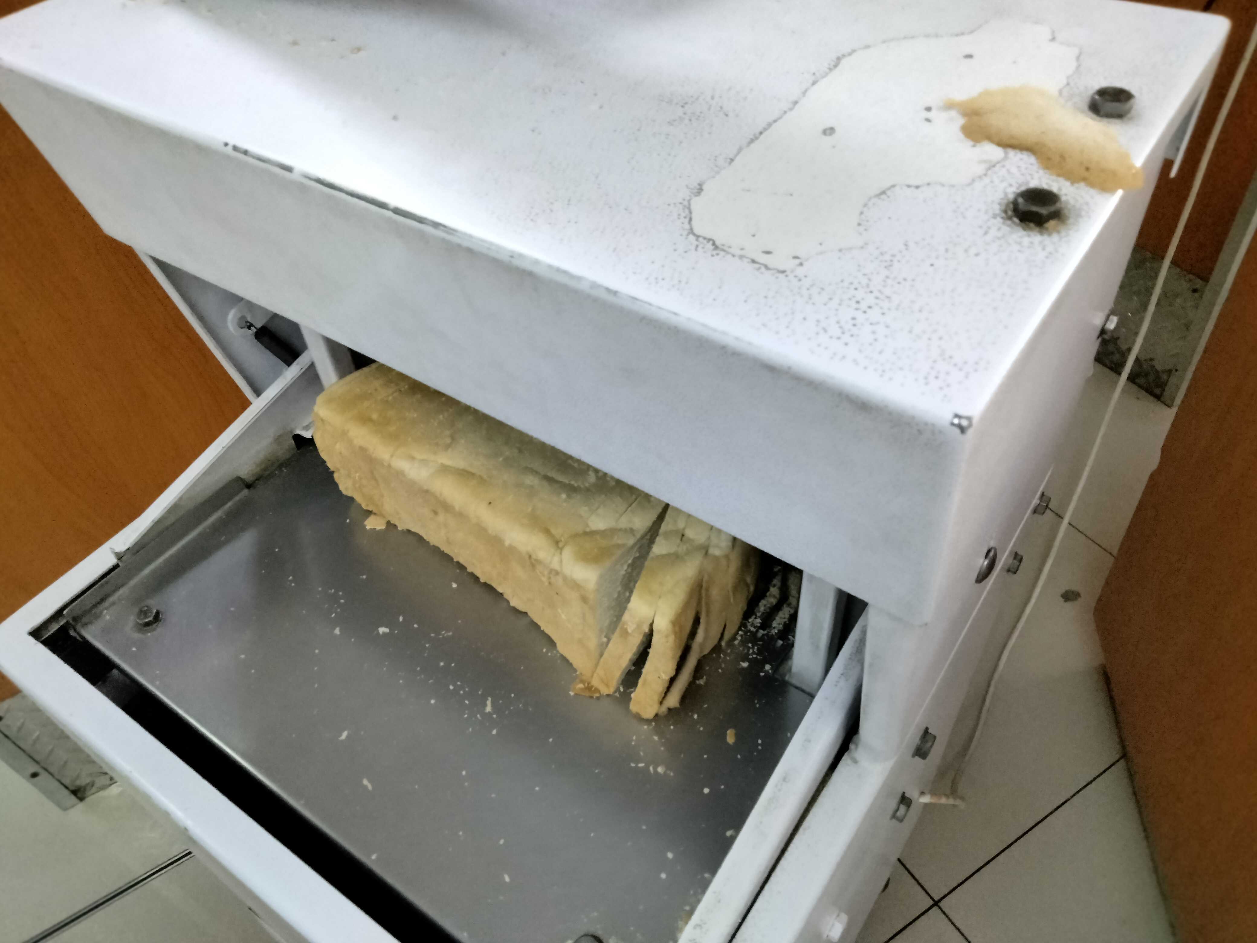 An automatic bread slicer